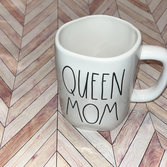 QUEEN MOM mug from RAE DUNN magenta collection - Picture 2 of 4